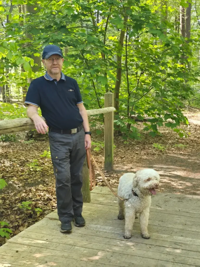 Geert De Bolster met zijn hond Ombra in het bos